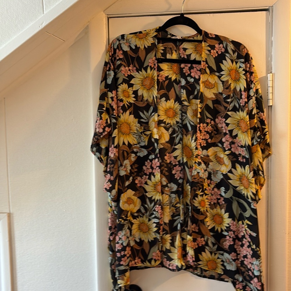 Beautiful Floral womens Maurices kimono coverup one size